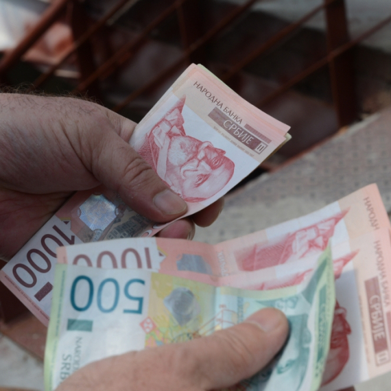 Veliko povećanje plata i penzija; Vučić: "Očekuje nas rast privrede veći od četiri odsto"