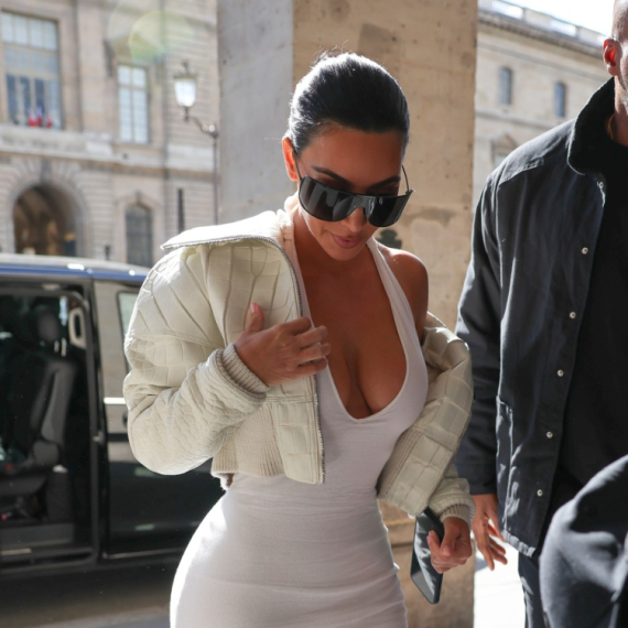 Kim Kardašijan u haljini koja "puca" na njoj: Svaki milimetar figure je u prvom planu FOTO