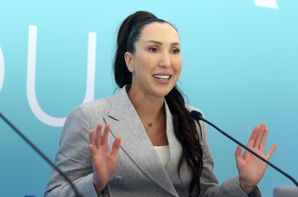 Jelena Janković ima savršen stajling za poslovne prilike: Jedan odevni predmet "dominira" VIDEO