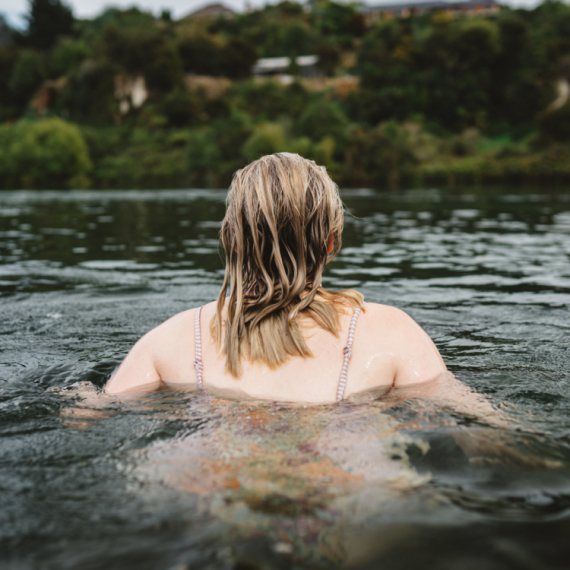 Žena se kupala u reci, a onda je ogromno stvorenje iskočilo iz vode: Prizor ledi krv u žilama VIDEO