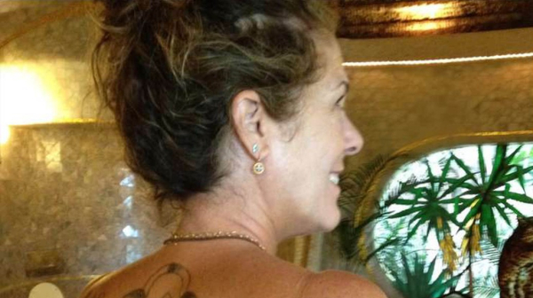 Žena Toma Henksa objavila fotku u toplesu: Sve je šokirala tetovažom krsta FOTO