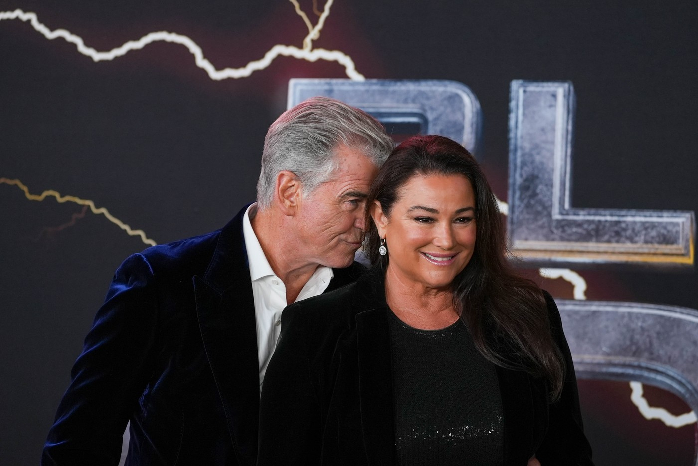 Pirs Brosnan sa suprugom proslavio njen 63. rođendan: Tajna srećnog braka stala u nekoliko reči FOTO