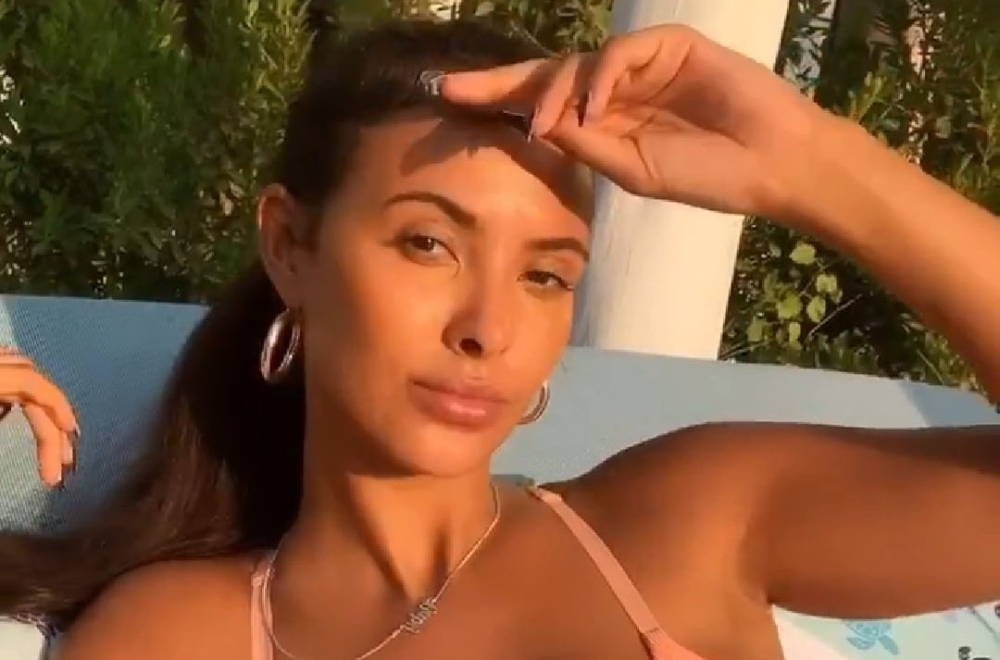 Seksi voditeljka opet žari i pali:  Kupaći kostim jedva prekrio grudi FOTO