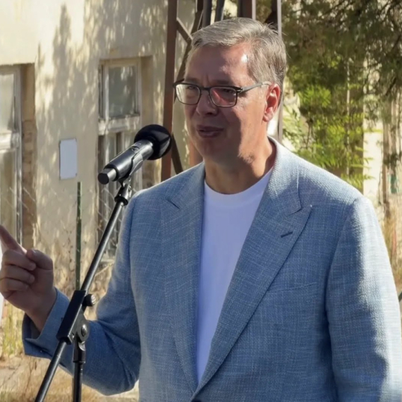 Vučić u Petrovaradinu najavio radove na putevima i mostu, kao i veće penzije; "Šoškić uništio dinar"