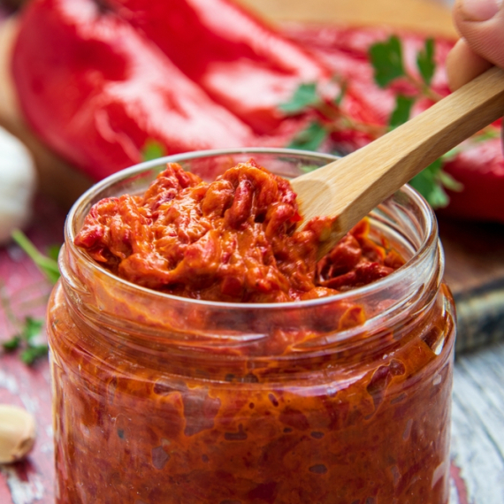 Dobra paprika, spretna domaćica, ali i još nešto: Ovo je tajna najboljeg ajvara u Srbiji FOTO/VIDEO