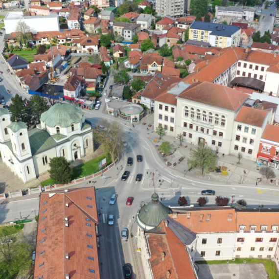 Velikani nauke, kod kuće nauke: Učenici iz Čačka oslikali su murale sa likovima naučnika pored FTN