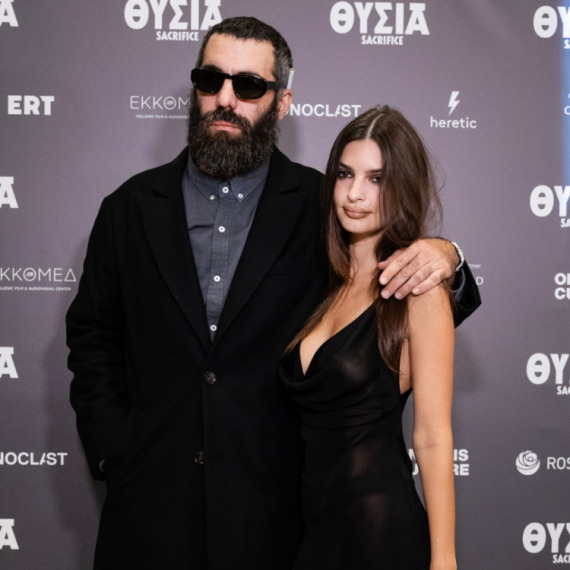 Dekolte važniji od njega: Vruće haljinice nosi čak i u zagrljaju "najpoželjnijeg muškarca" FOTO