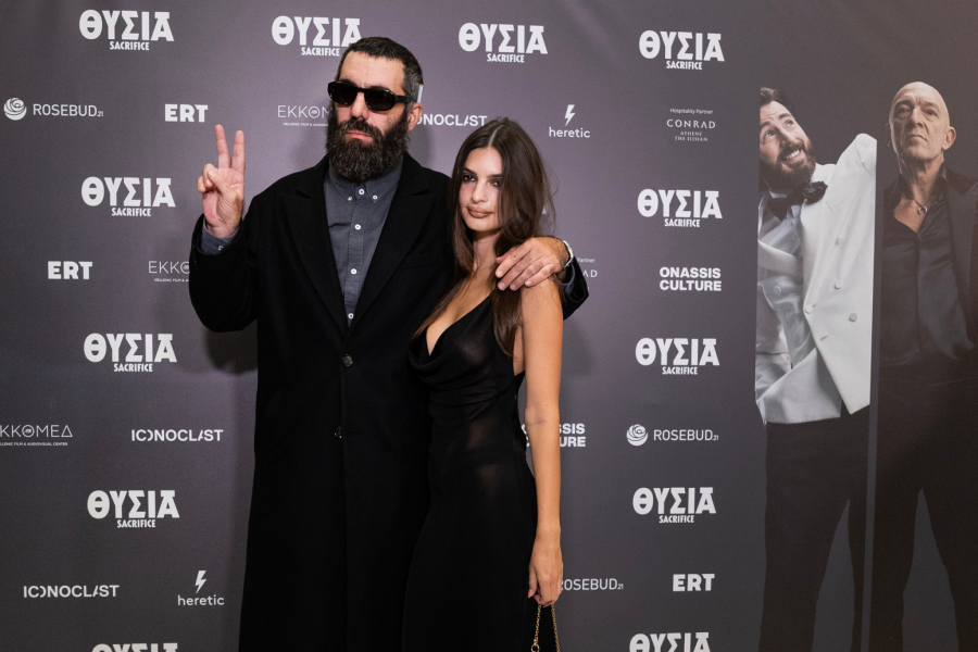 Dekolte važniji od njega: Vruće haljinice nosi čak i u zagrljaju najpoželjnijeg muškarca FOTO