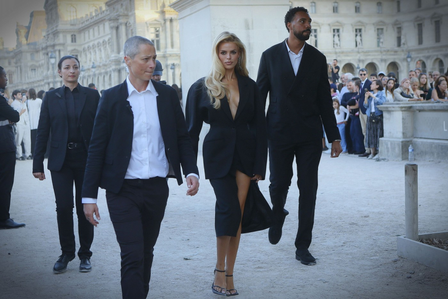 Brushalter je ostavila kod kuće, pa je ponosno otkrila grudi: Svi su je gledali FOTO/VIDEO
