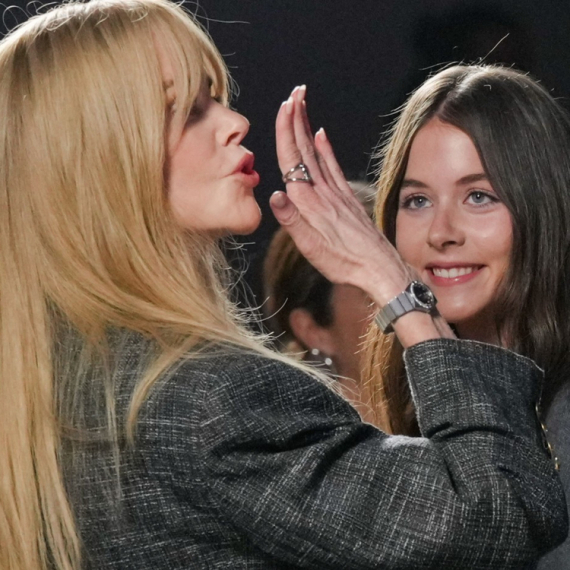 Svi pričaju o njenim ćerkama, a onda se pojavila Nikol Kidman u najkraćoj haljinici FOTO/VIDEO