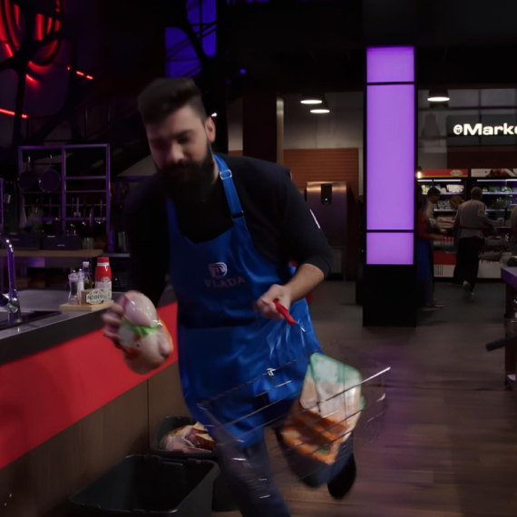 "Čuvaj piliće ove tamo! Čuvaj piliće, 'oće da kradu!"