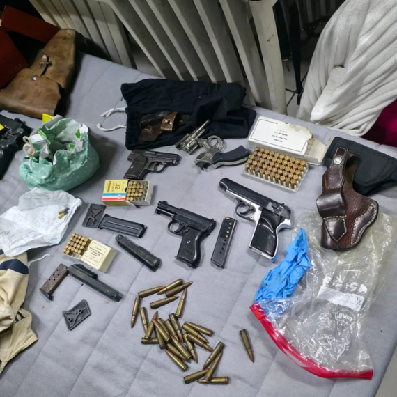 Čitav arsenal oružja u stanu u Beogradu: UKP upao u stan i izvršio zaplenu FOTO