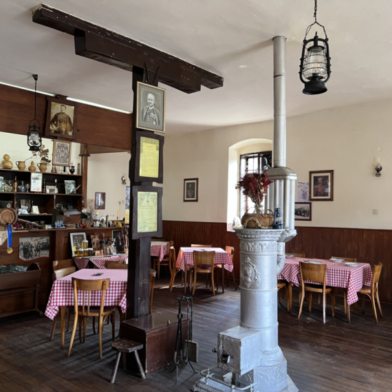 Karirani stolnjaci i viljuška sa Solunskog fronta: Najstarija kafana u Šumadiji, čuvar vremena i istorije FOTO