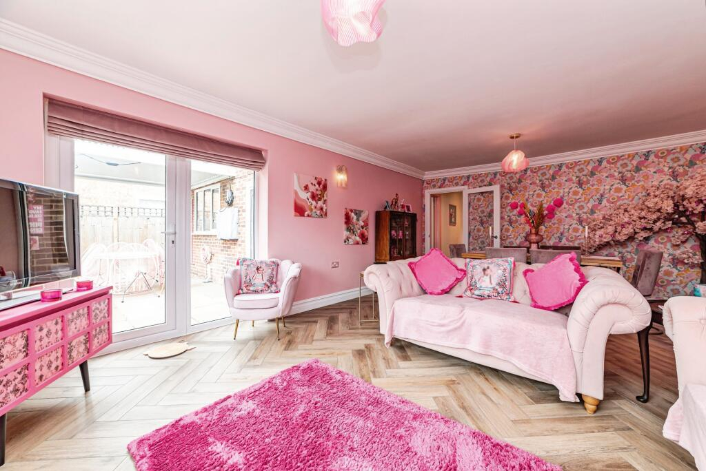 Opsednuta roze bojom: Pogledajte kako izgleda dom 46-godišnje žene koja živi kao Barbika FOTO