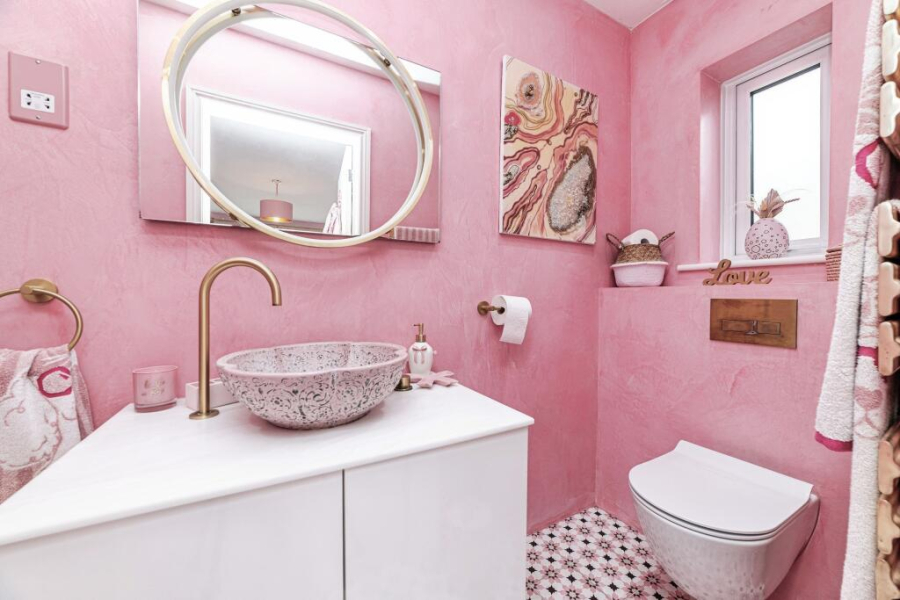 Opsednuta roze bojom: Pogledajte kako izgleda dom 46-godišnje žene koja živi kao Barbika FOTO