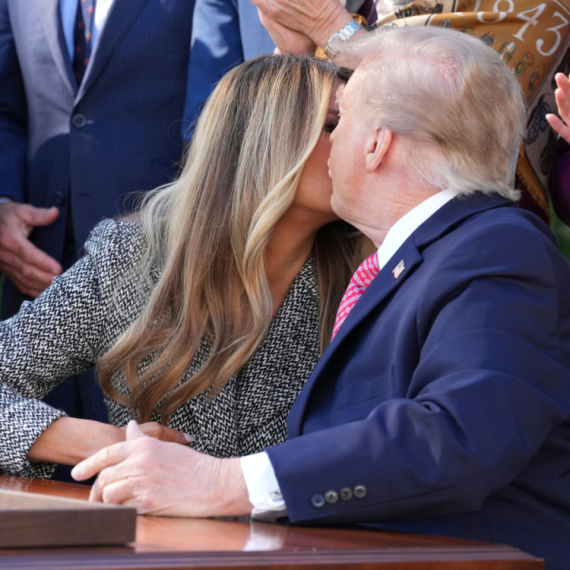 "Šta je ovo bilo?": Tramp pokušao da poljubi Melaniju, a onda...FOTO/VIDEO
