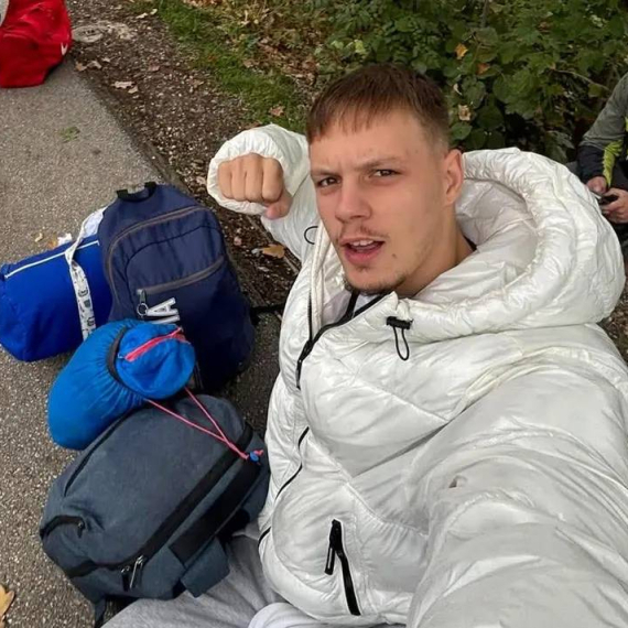 Krenuli na putovanje sa 20 evra u džepu: Andrija i Miloš oduševljaju Evropu, svaki dan se snalaze FOTO