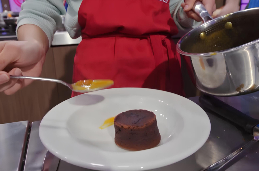 MasterChef zna zašto je ovaj recept za lava kolač sa kulijem od manga najbolji